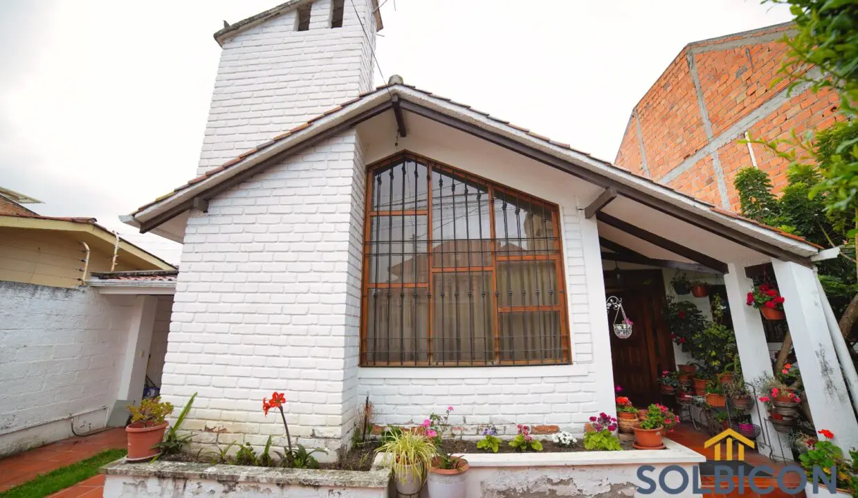fachada casa ecu 911 de venta en Cuenca