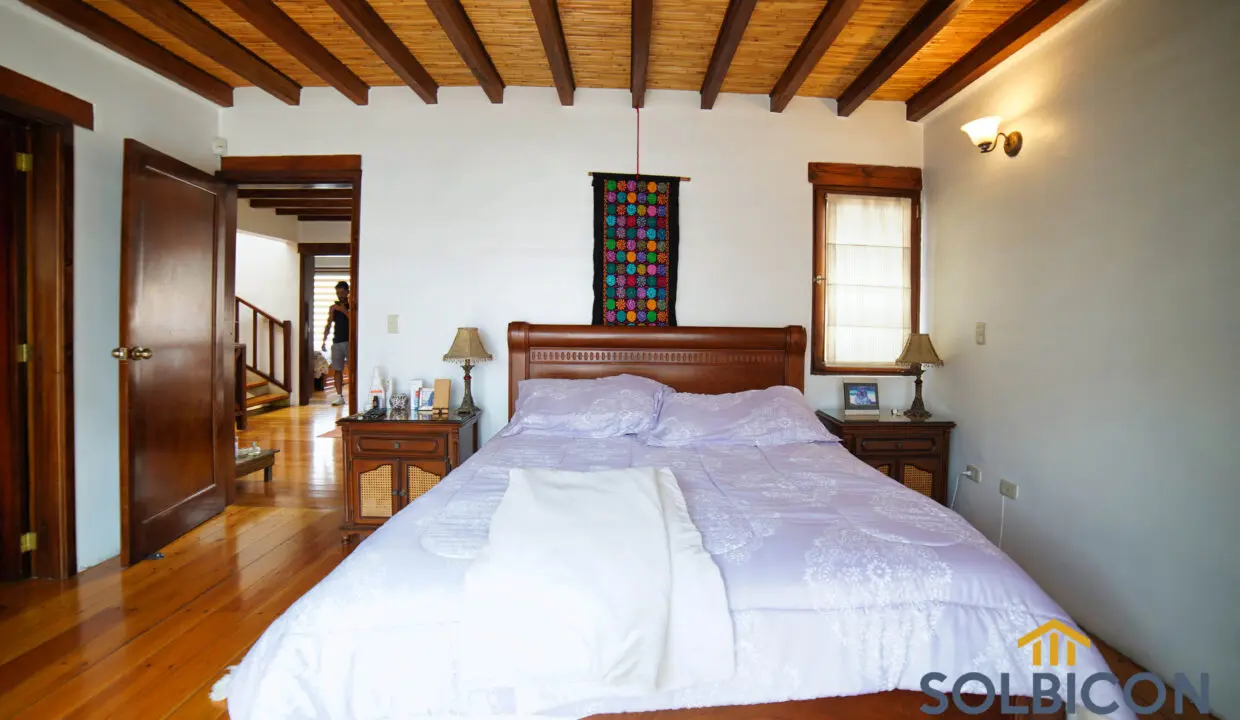 amplia habitacion Casa de venta Av. 12 de octubre.