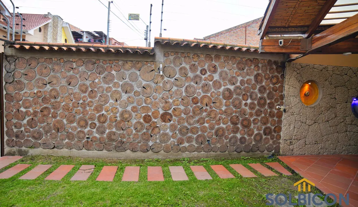 amplio parqueadero Casa de venta Av. 12 de octubre.