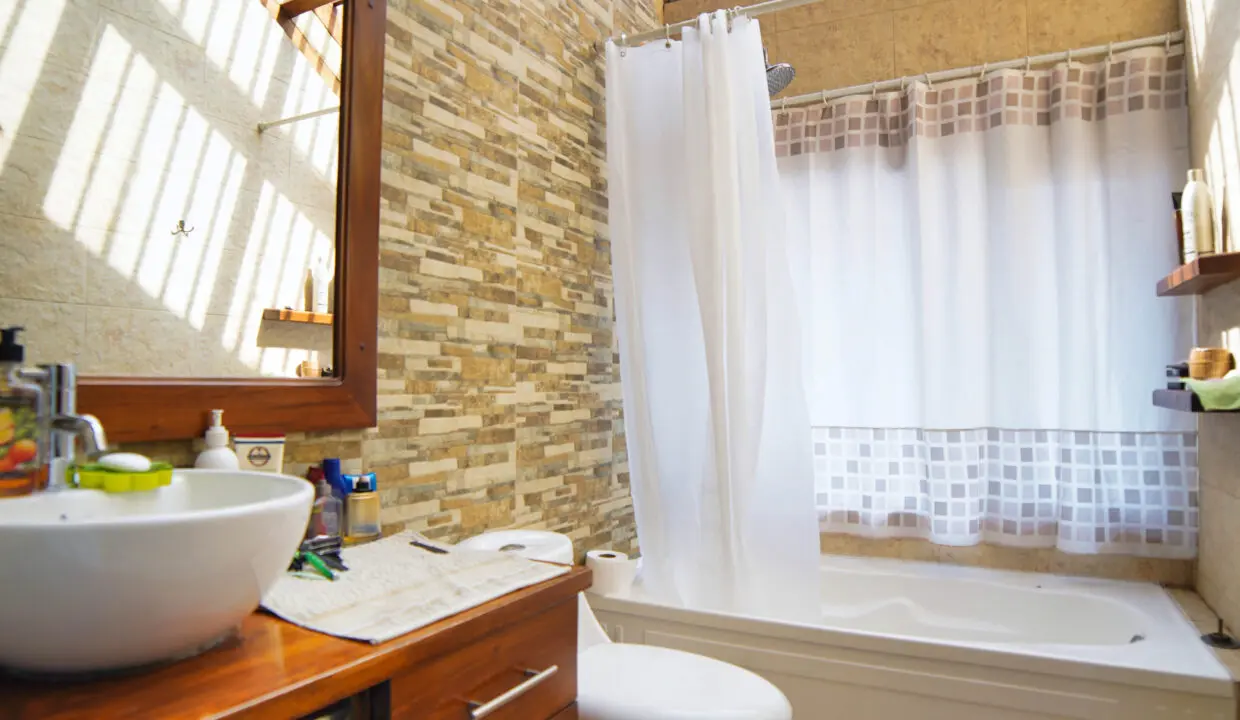 baño completo Casa de venta Av. 12 de octubre.