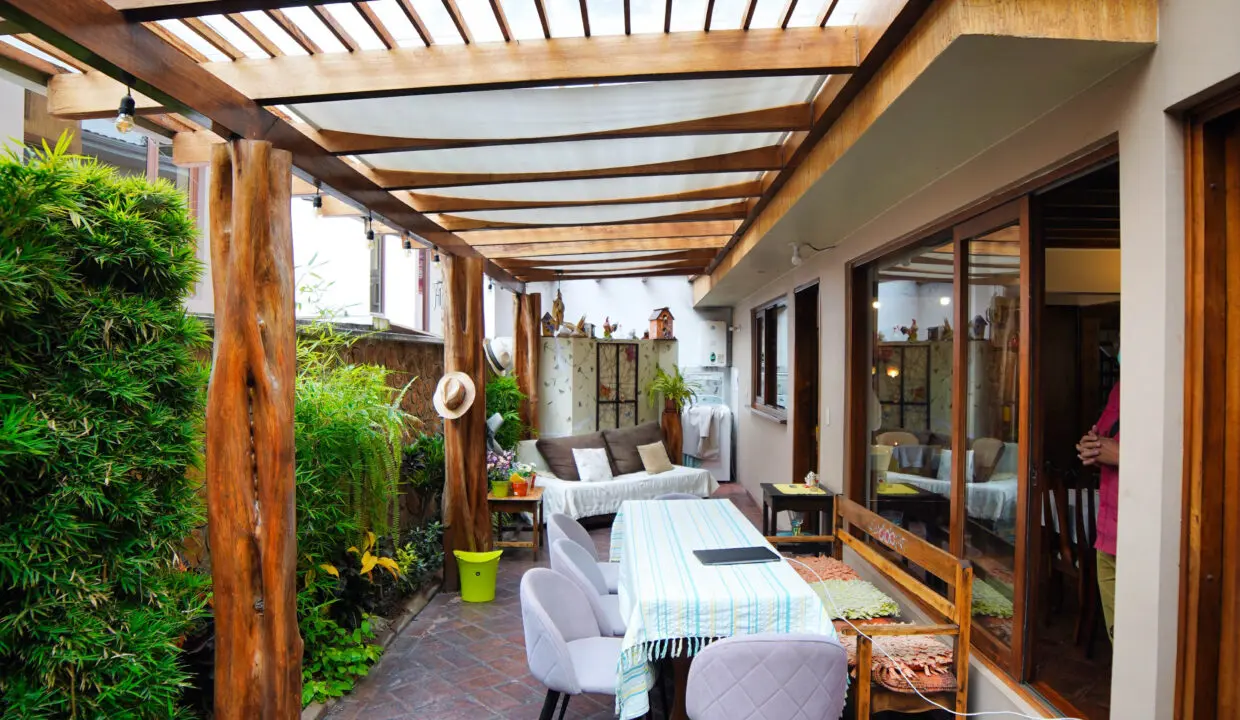 comedor exterior Casa de venta Av. 12 de octubre.