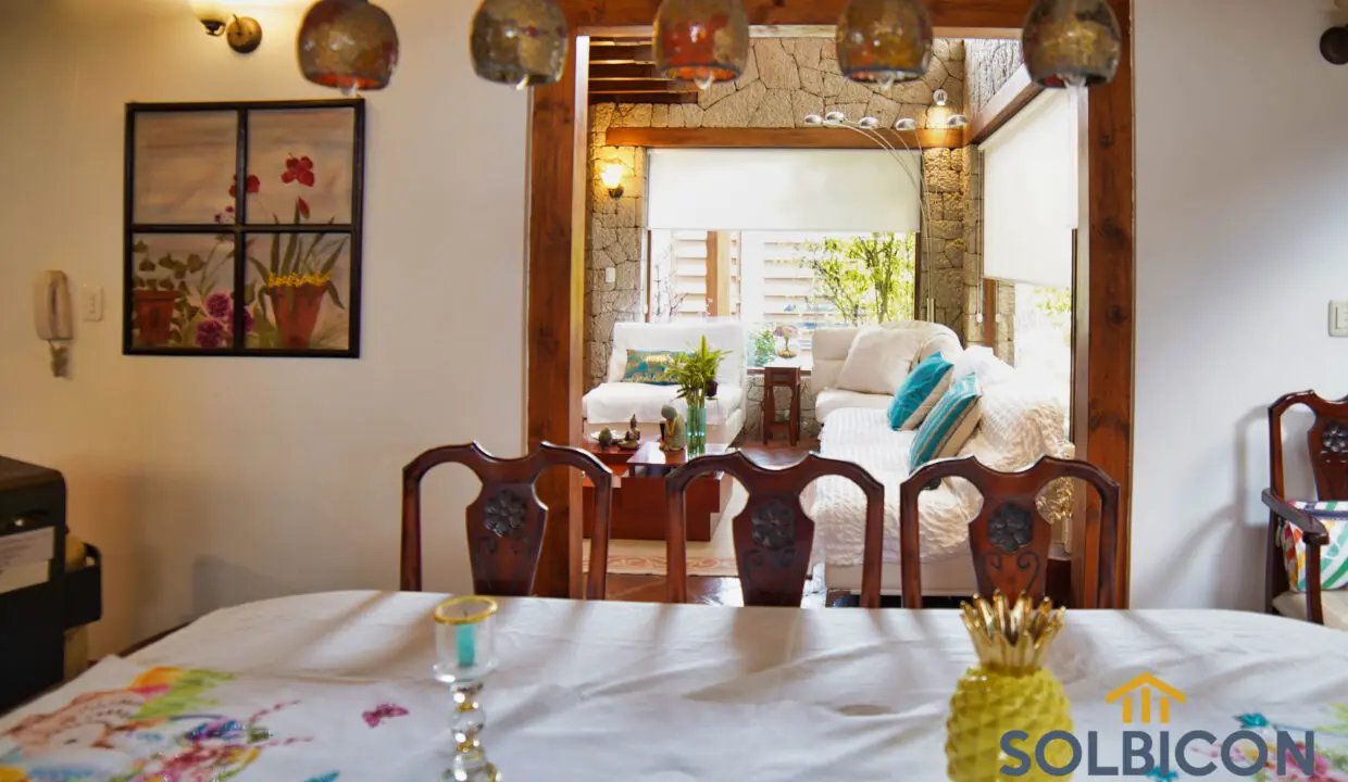 comedor familiar Casa de venta Av. 12 de octubre.