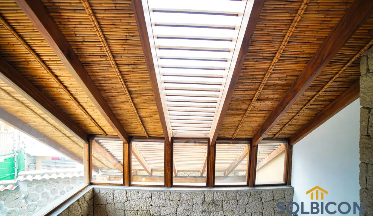 grandes acabados Casa de venta Av. 12 de octubre.