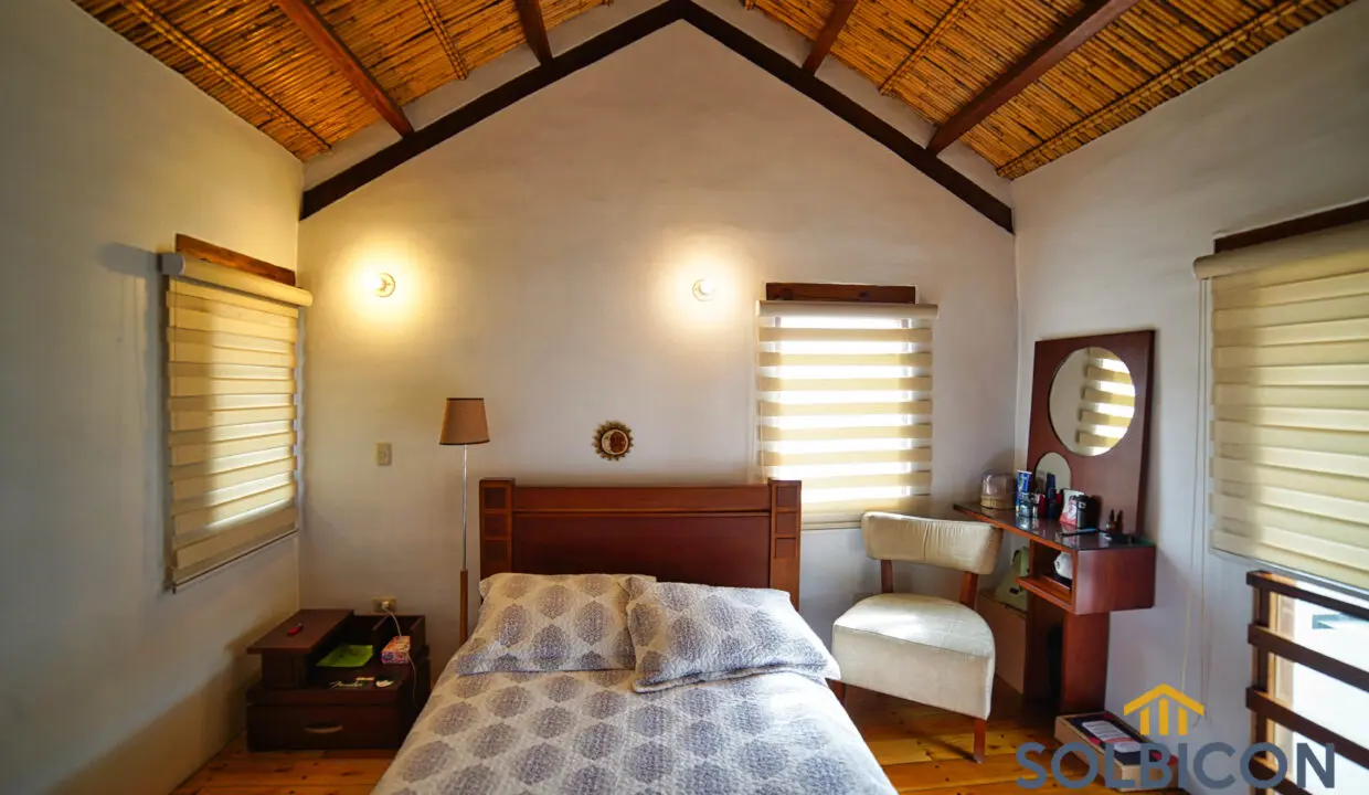 habitacion hijos Casa de venta Av. 12 de octubre.