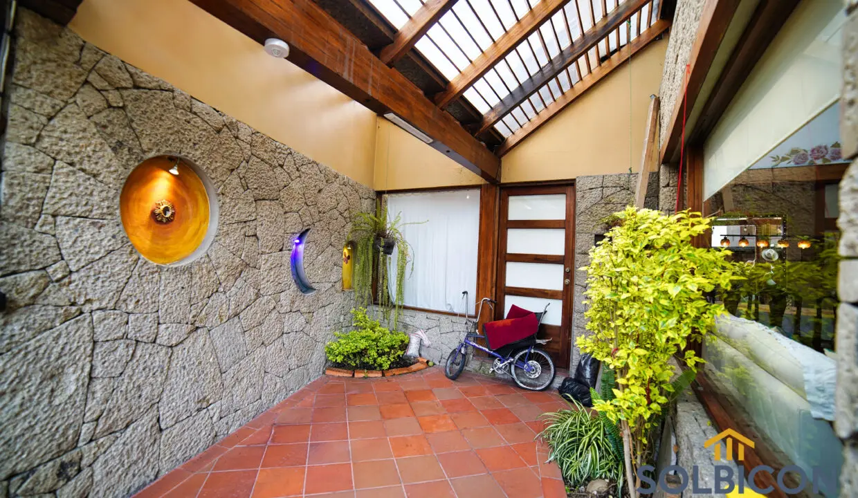 parqueadero Casa de venta Av. 12 de octubre.