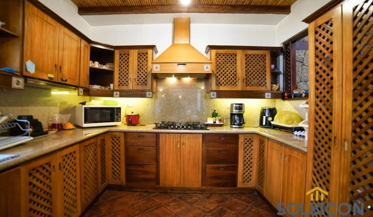 amplia cocina famiiliar casa de venta rustica cuenca