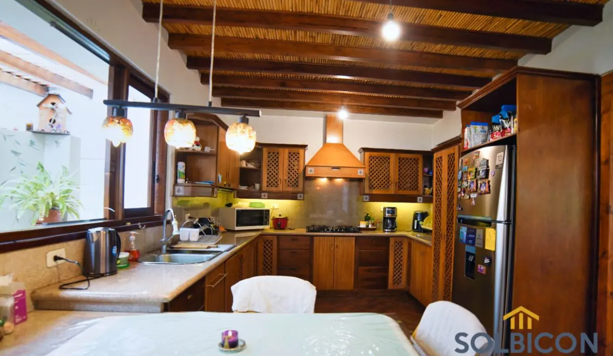 hermosa cocina casa de venta rustica cuenca