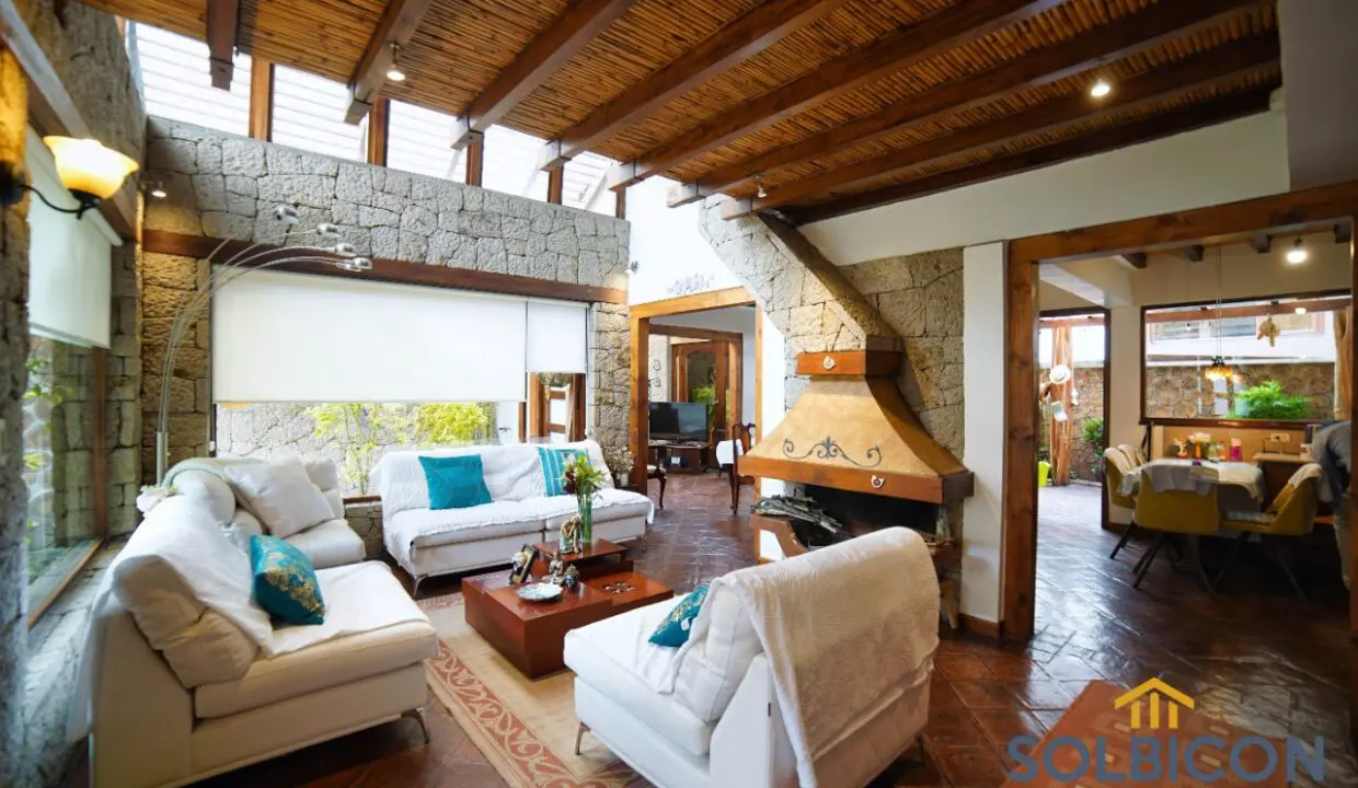 sala principal casa de venta rustica cuenca
