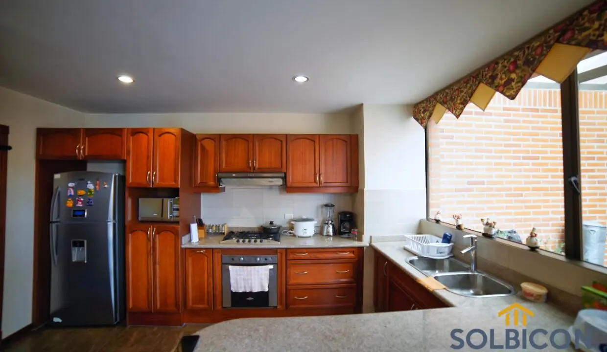 amplia cocina departamento de venta en av 3 de noviembre Cuenca1