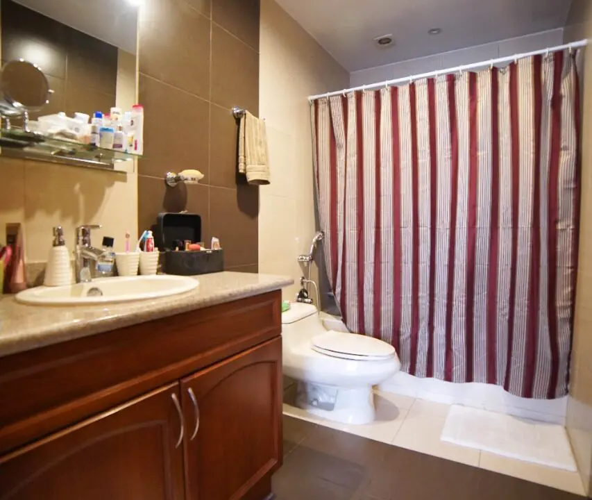 baño completo departamento de venta en av 3 de noviembre Cuenca