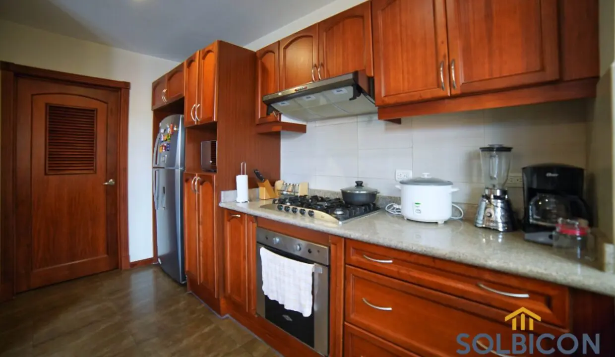 cocina departamento de venta en av 3 de noviembre Cuenca