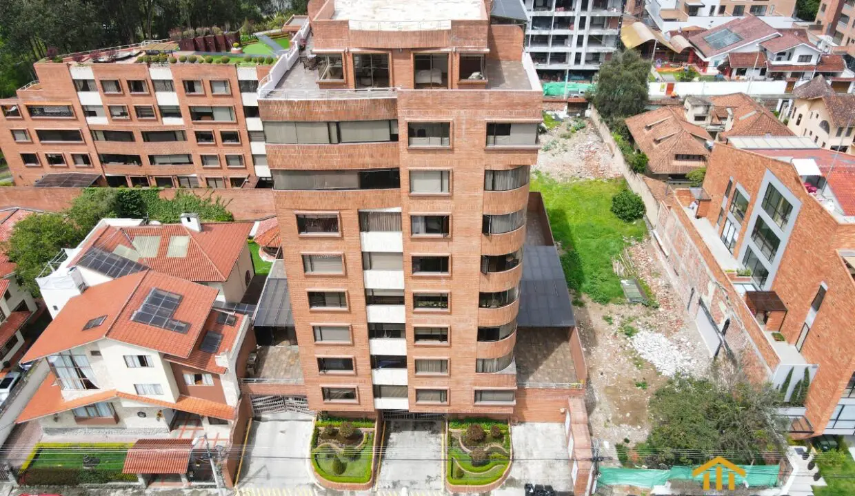 fachada edificio departamento de venta en av 3 de noviembre Cuenca