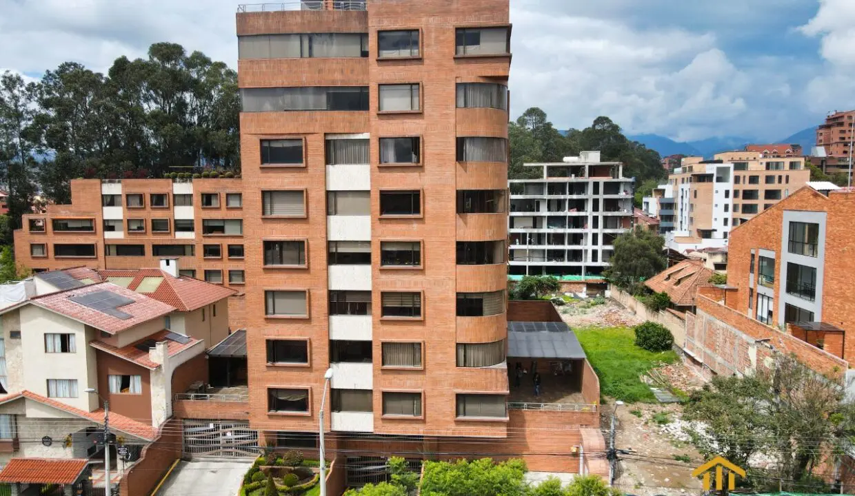fachada frontal departamento de venta en av 3 de noviembre Cuenca