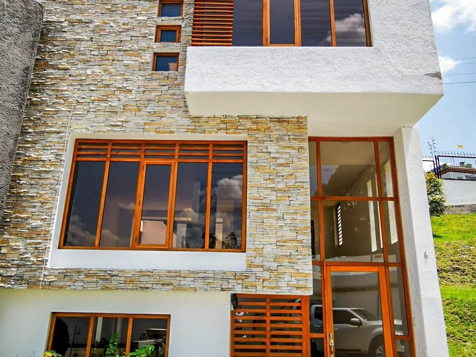 fachada principal casa venta mall del rio Cuenca