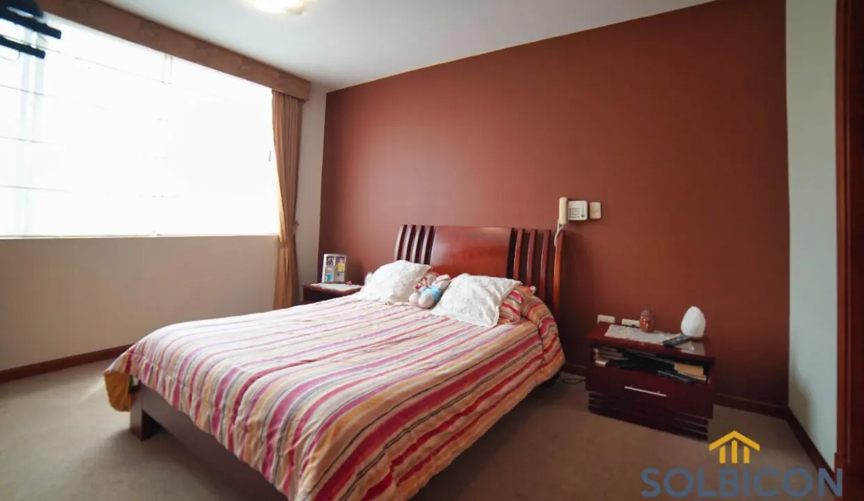 habitacion master departamento de venta en av 3 de noviembre Cuenca