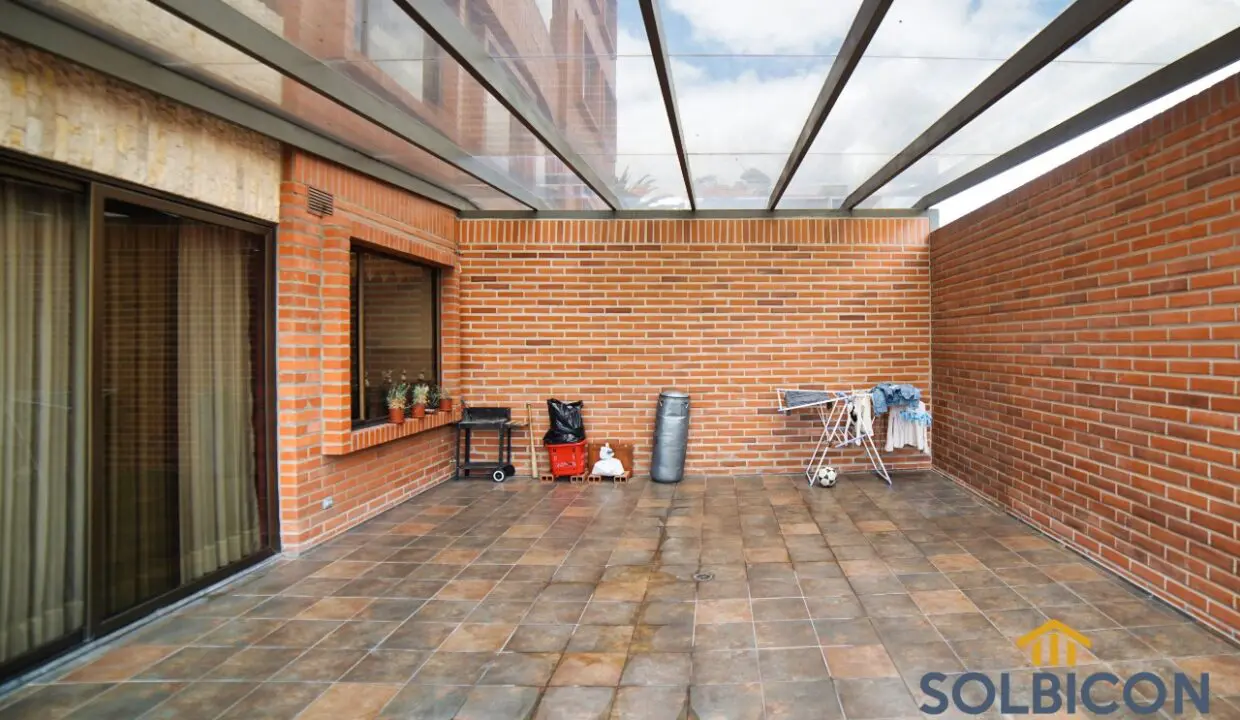 patio departamento de venta en av 3 de noviembre Cuenca