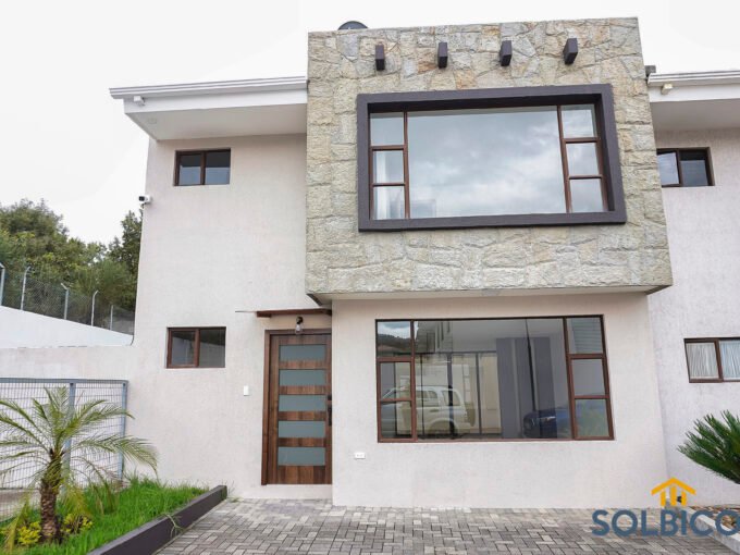 Fachada casa Challuamba de Venta
