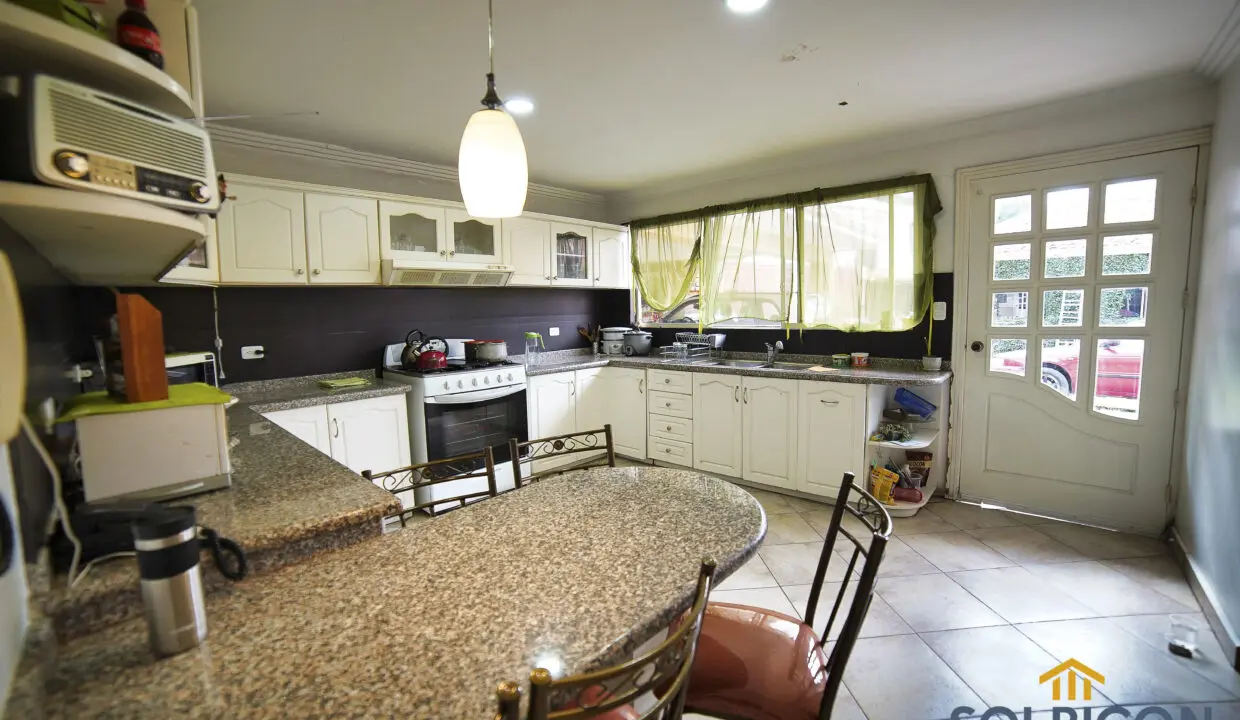 amplia cocina casa de venta economica Challuabamba