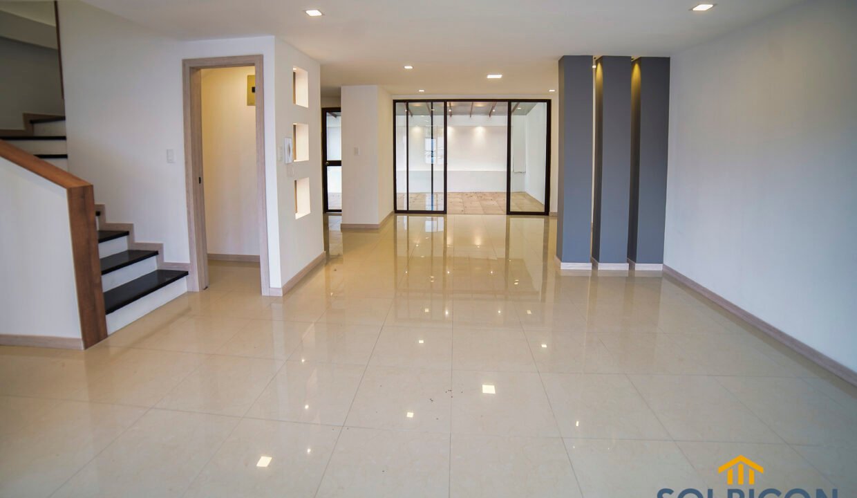 amplia sala casa Challuamba de Venta
