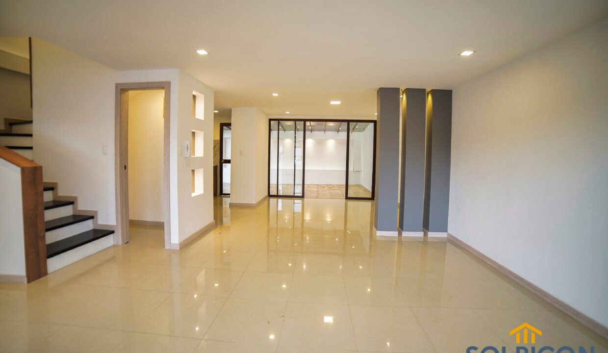 amplios espacios sociales casa Challuamba de Venta
