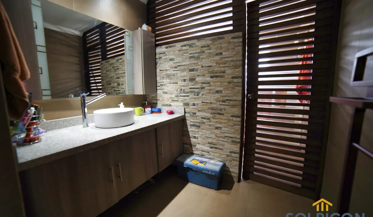baño completo casa de venta economica Challuabamba