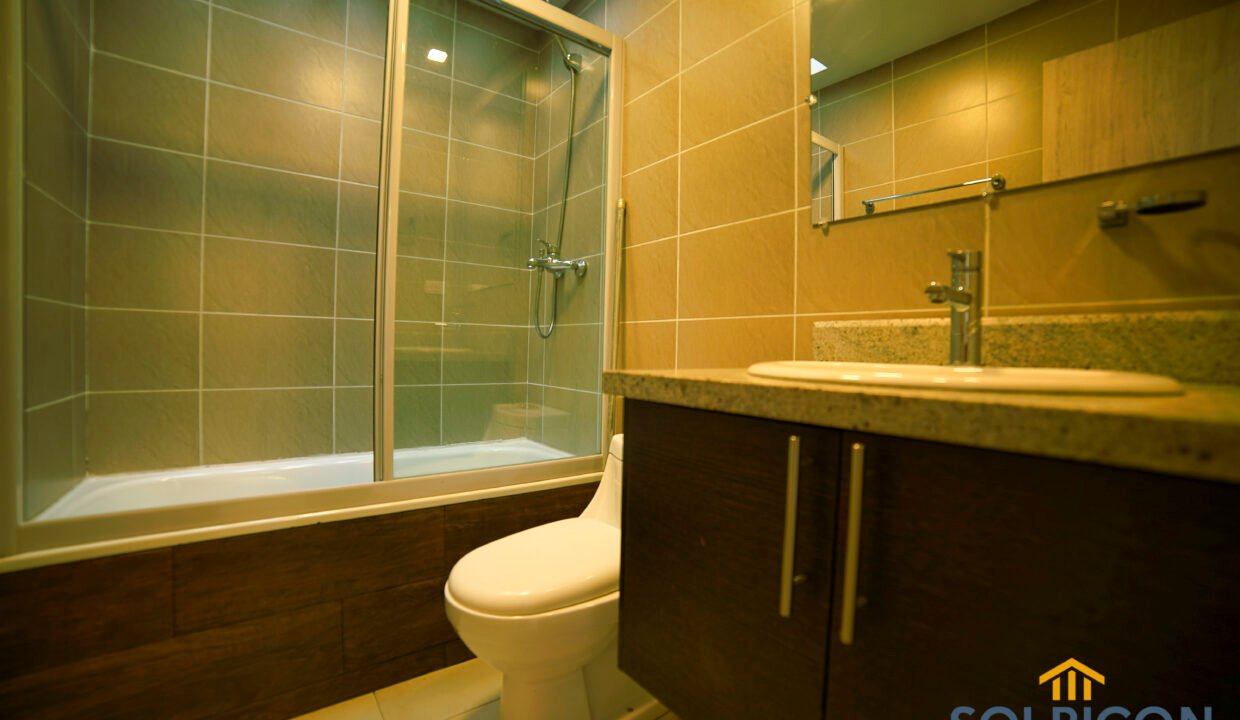 baño master casa Challuamba de Venta