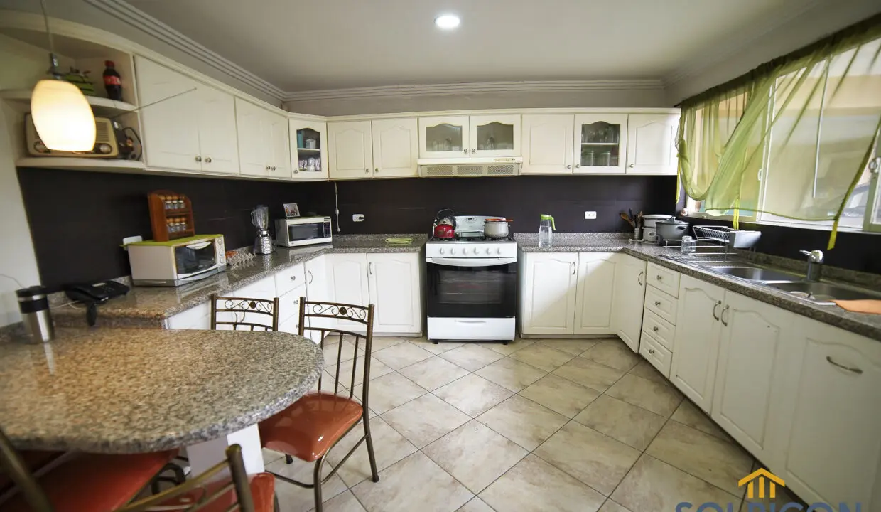 cocina casa de venta economica Challuabamba