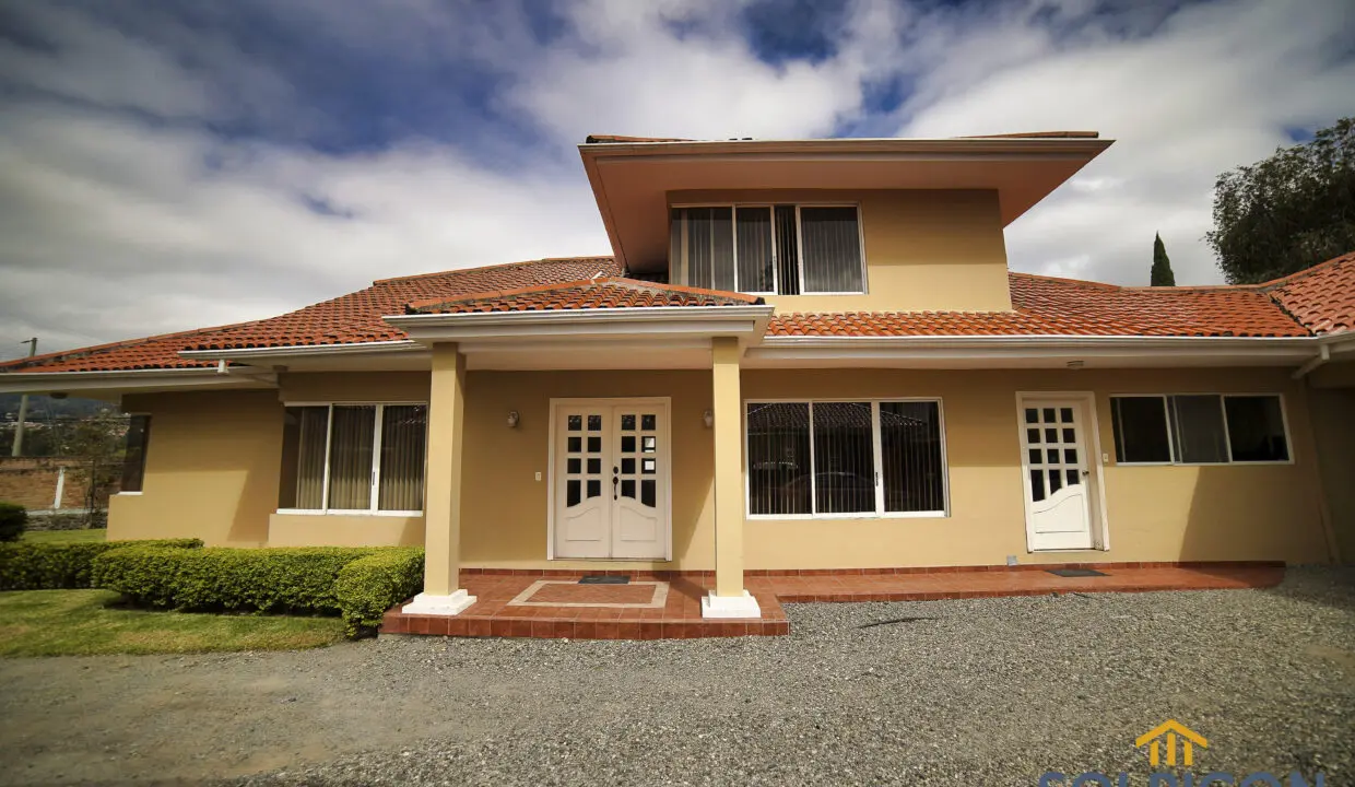 fachada frontal casa de venta economica Challuabamba
