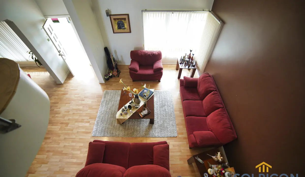 vista alta de sala casa de venta economica Challuabamba