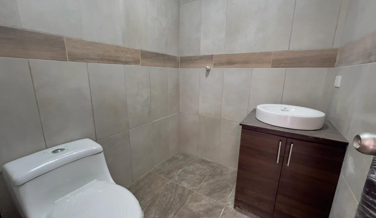 baño cuarto master Casa 3 habitaciones en Misicata - Cuenca