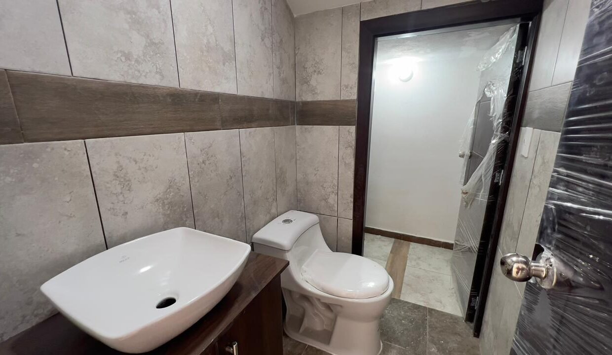 baño social Casa 3 habitaciones en Misicata - Cuenca