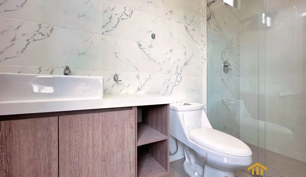 baño completo casa challuabamba en condominio
