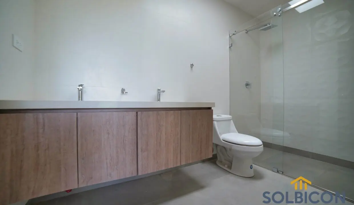 baño hijos casa challuabamba en condominio