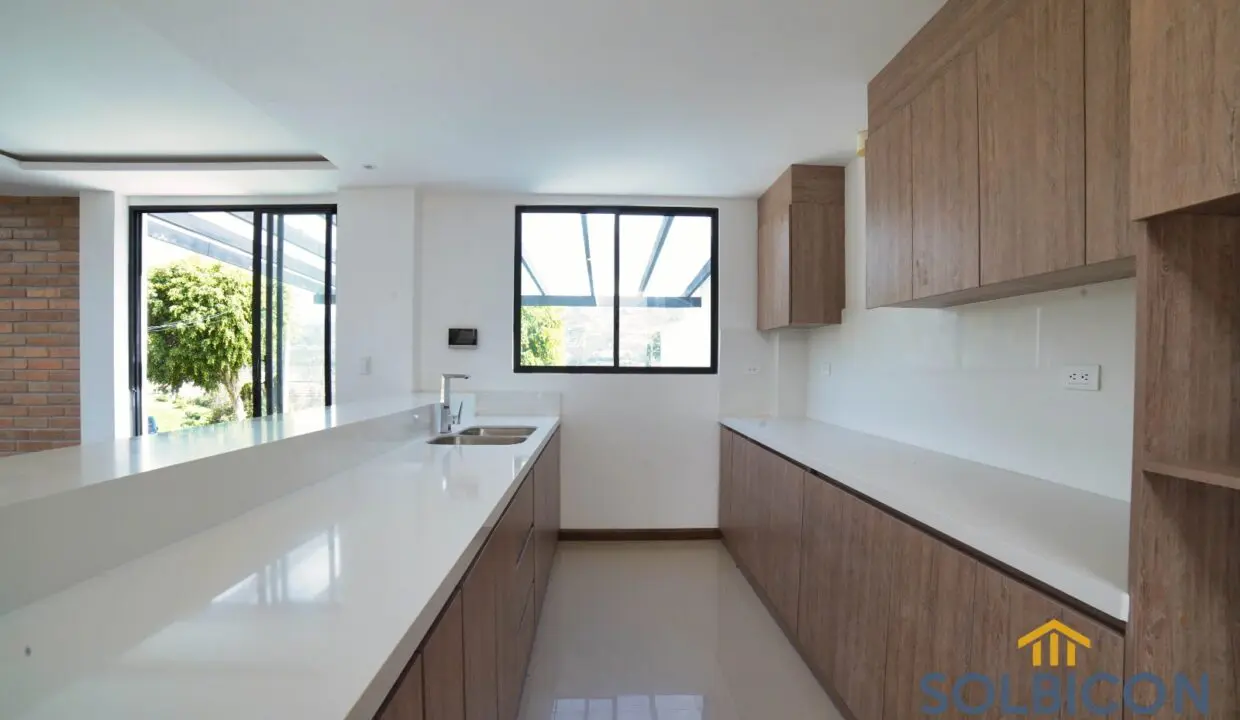 cocina casa challuabamba en condominio