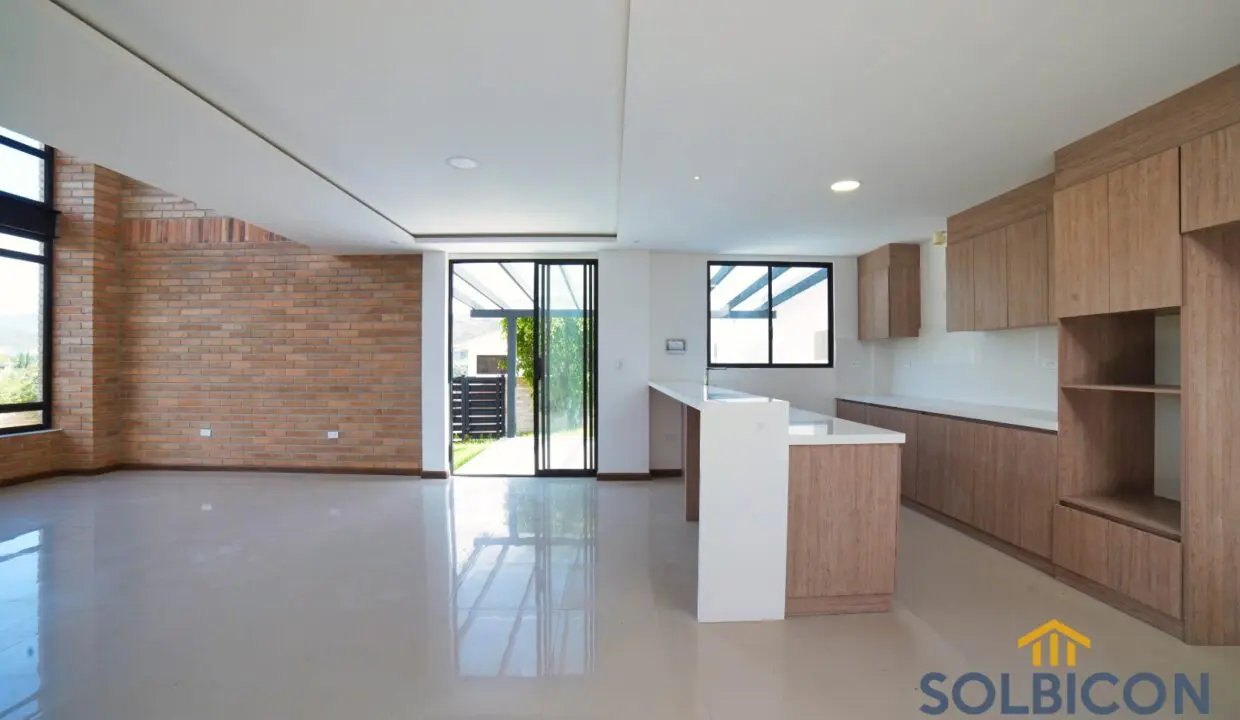 cocina y sala casa challuabamba en condominio