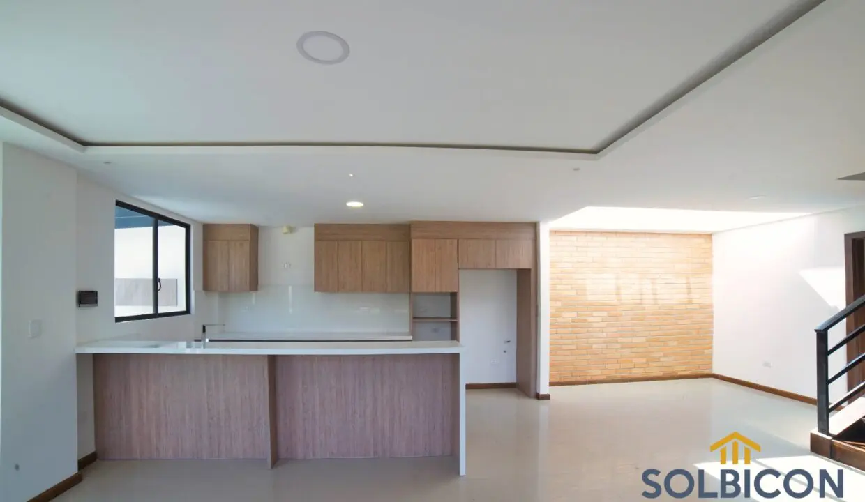 comedor y cocina casa challuabamba en condominio