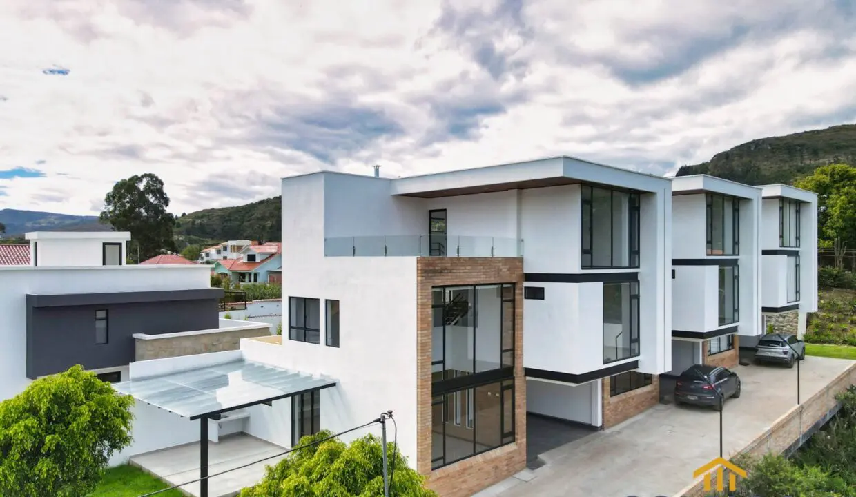 fachada aerea casa challuabamba en condominio