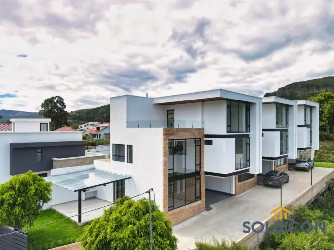 fachada aerea casa challuabamba en condominio