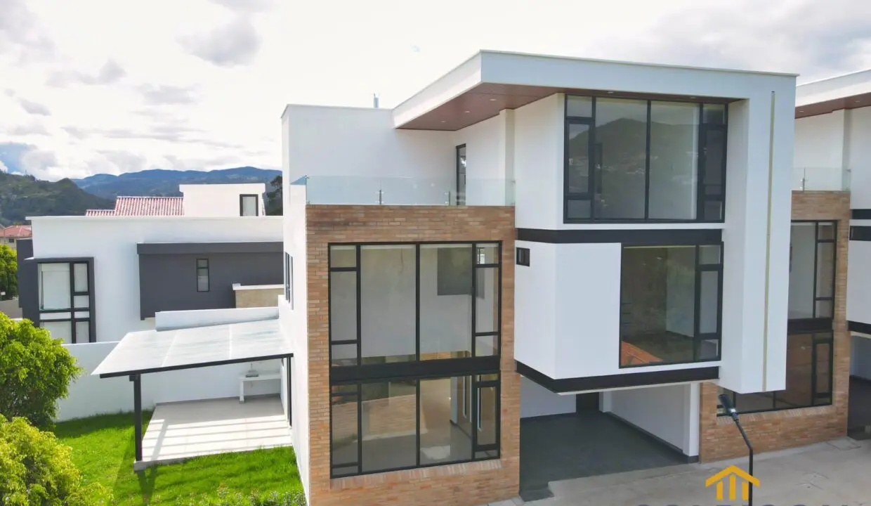 fachada casa challuabamba en condominio
