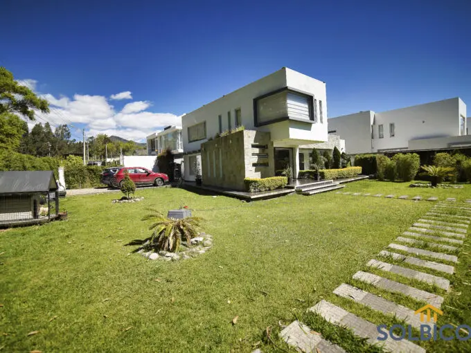 areas verdes y fachada casa de venta challuabamba