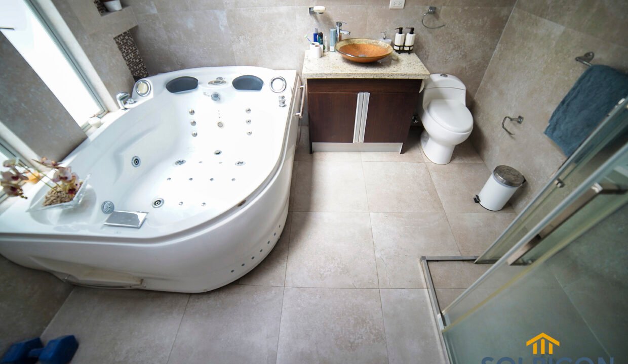 jacuzzi casa de venta challuabamba