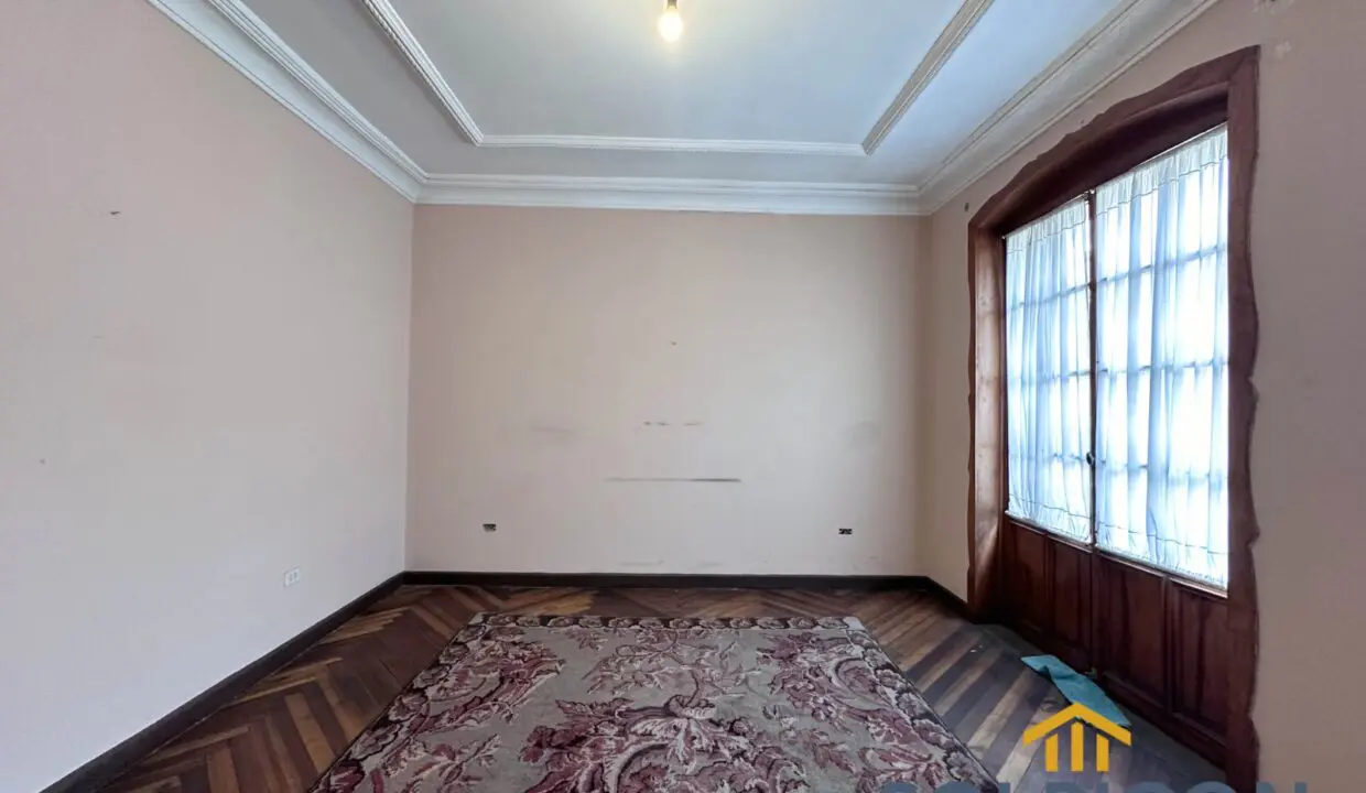 amplias salas casa de venta en centro historico Cuenca