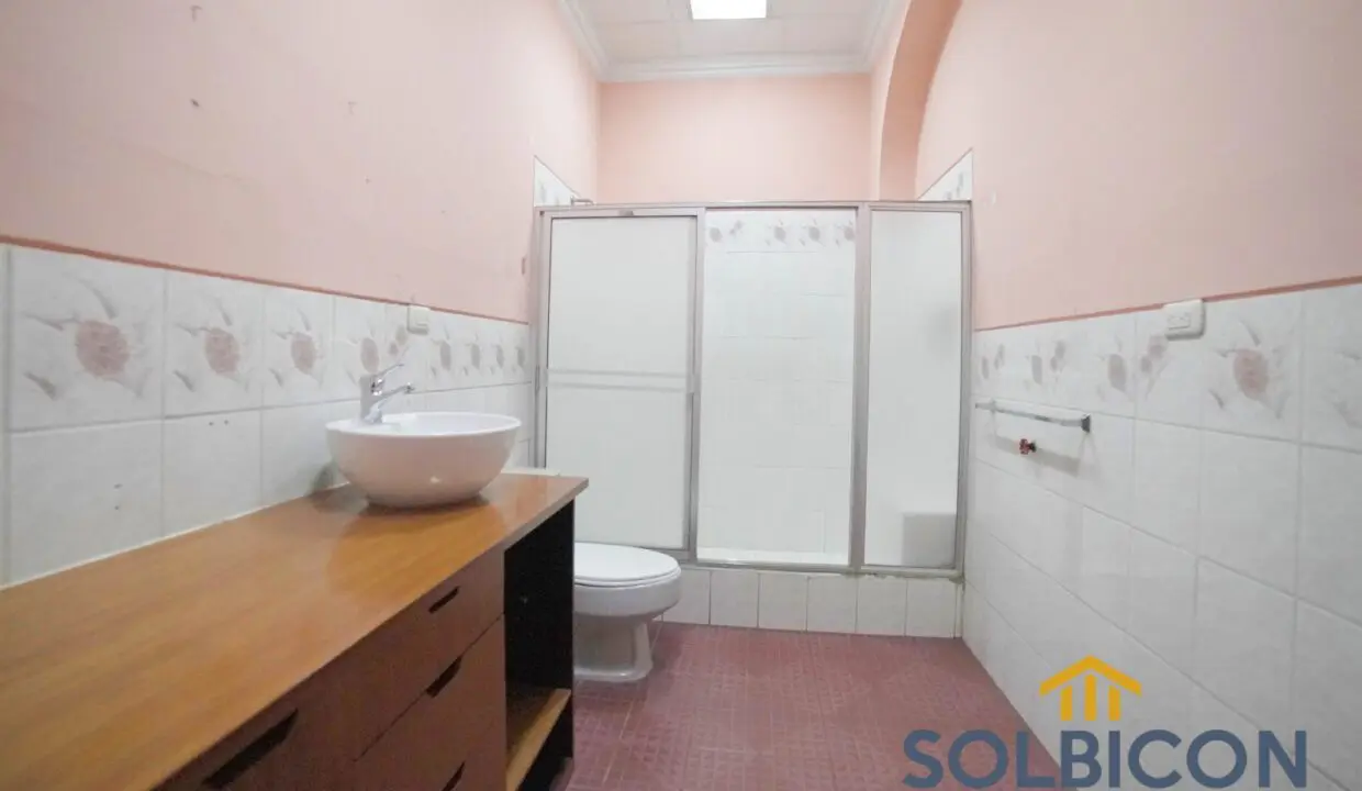 baños grandes casa de venta en centro historico Cuenca