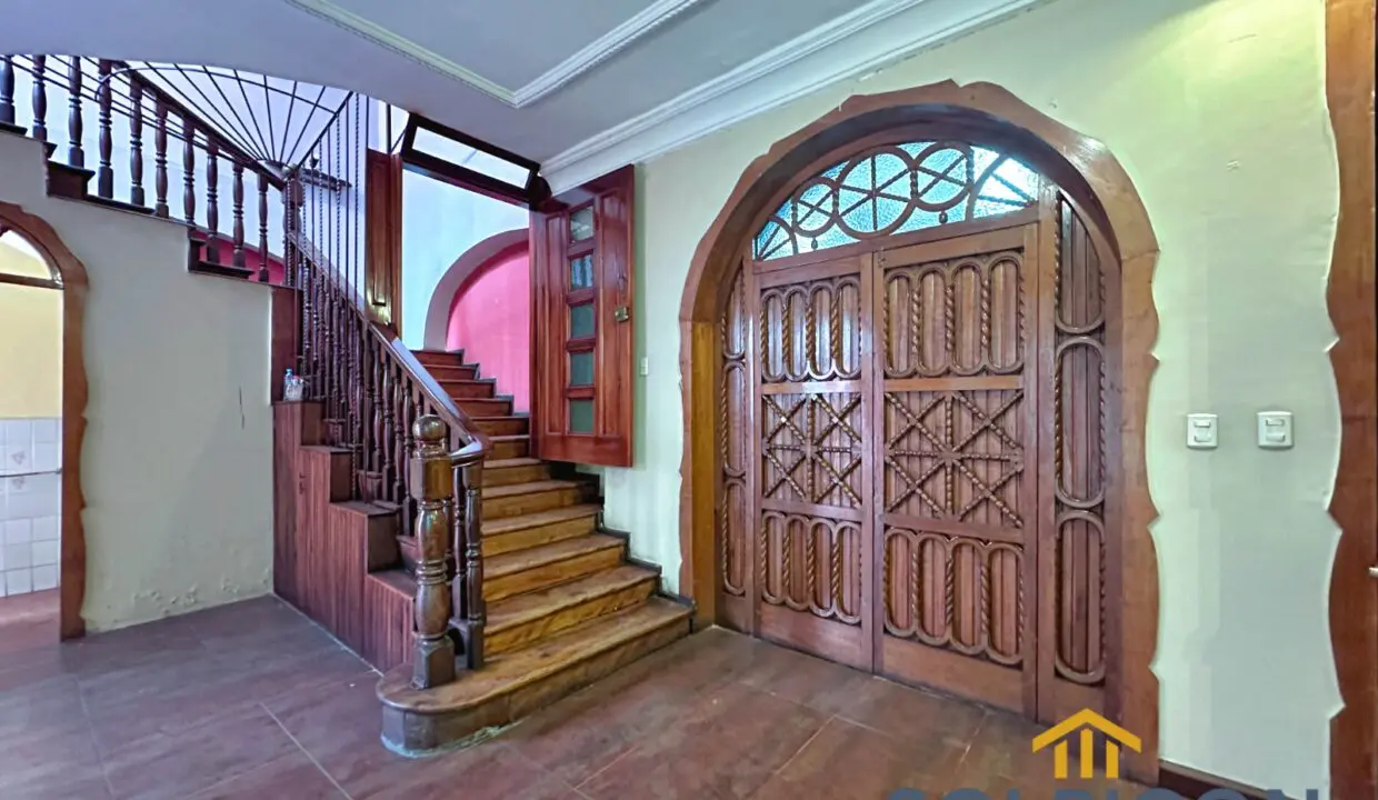 entrada colonial de madera casa de venta en centro historico Cuenca