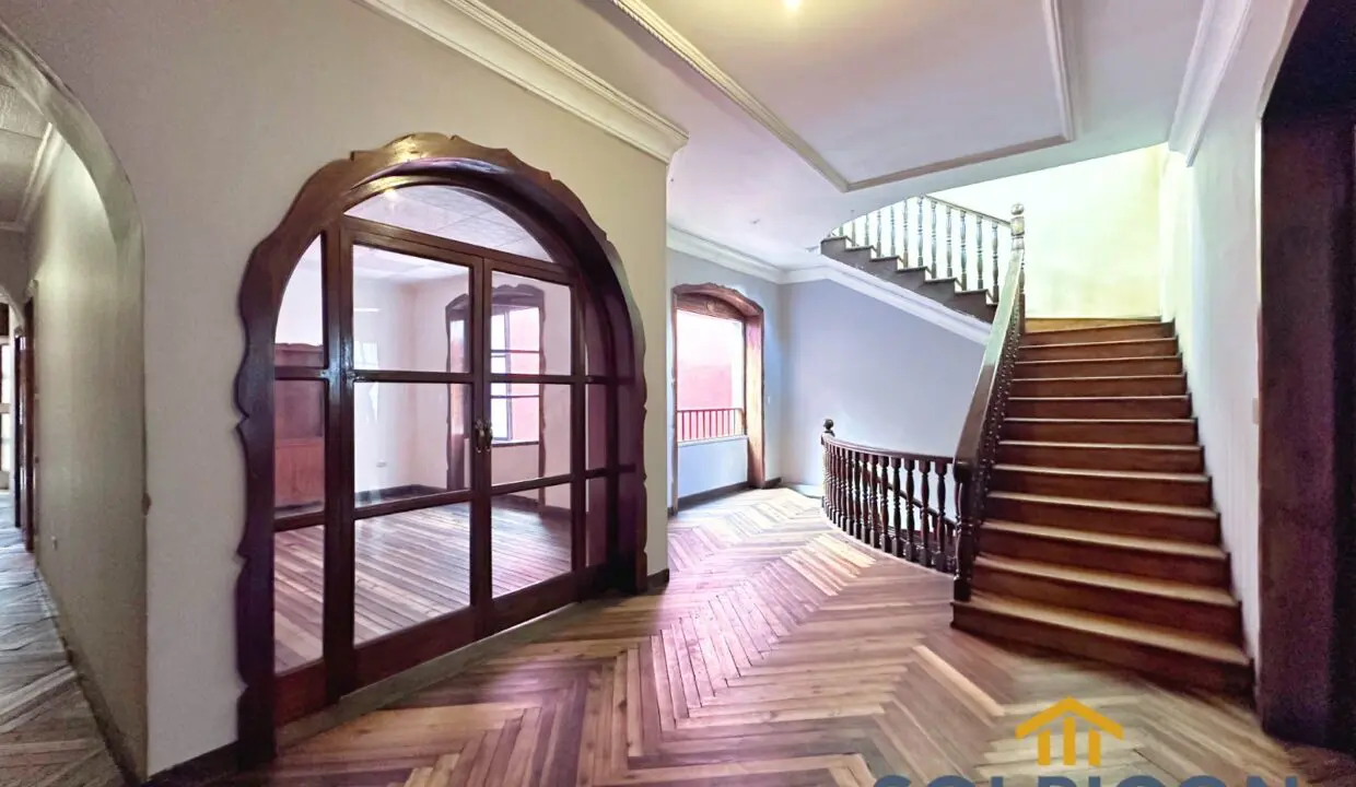 entradas de madera casa de venta en centro historico Cuenca