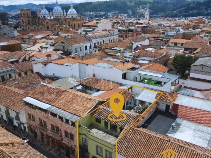 hermosa fachada casa de venta en centro historico Cuenca