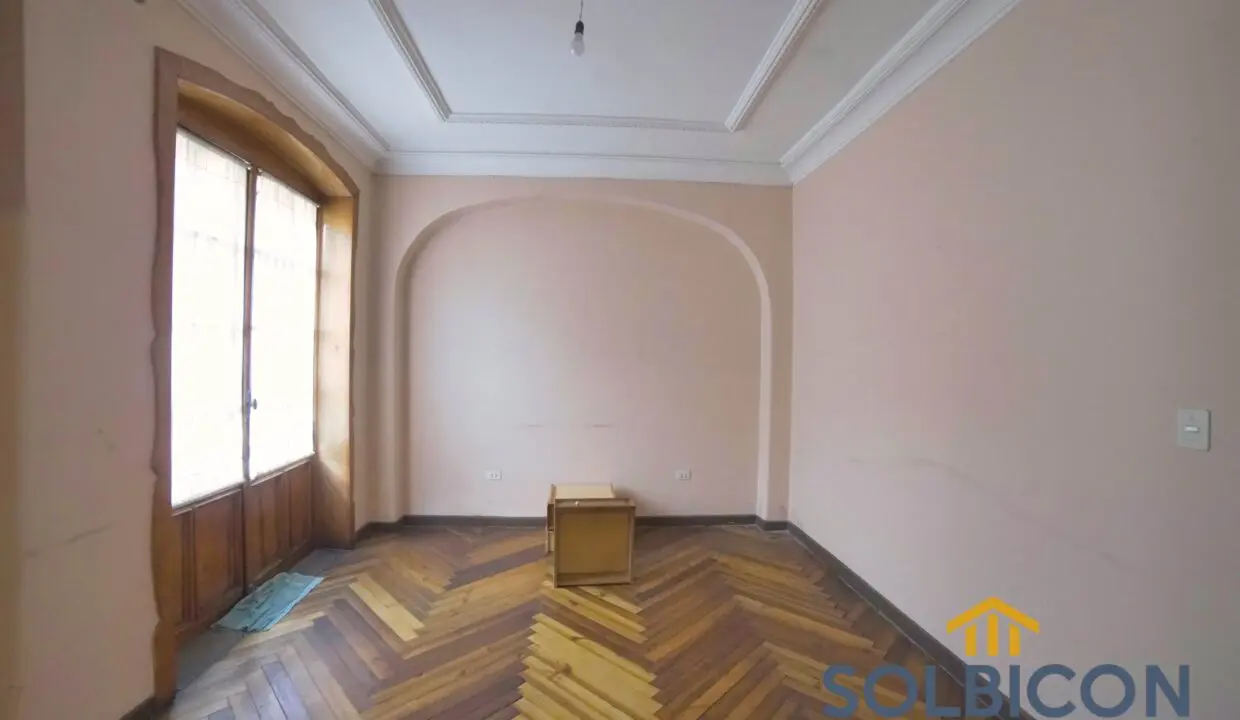 sala con balcones casa de venta en centro historico Cuenca