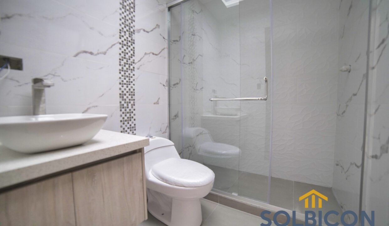 baño del cuarto master casa 5 de habitaciones