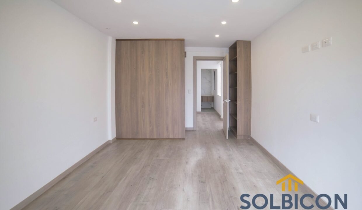 cuarto con salida al balcon casa de lujo cuenca