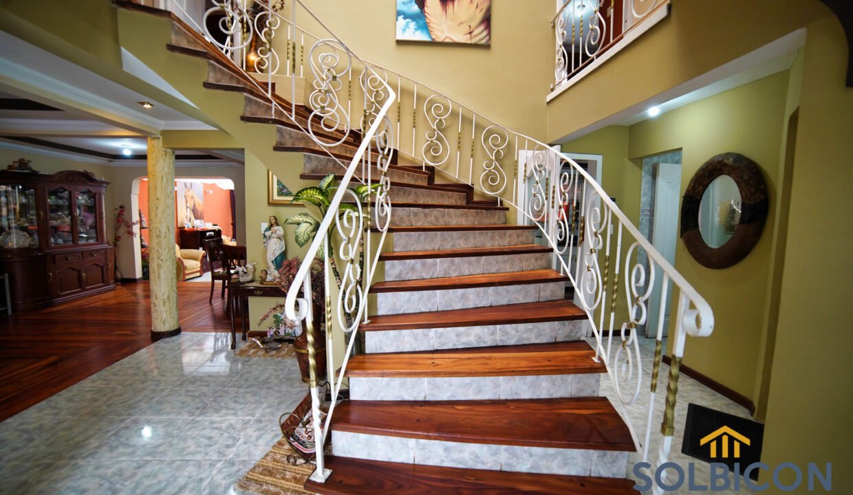 escaleras casa venta sector don Bosco